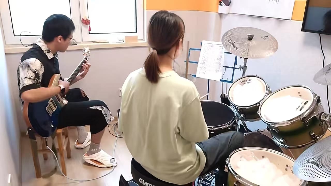 世霖节拍学员持贝斯练习，零基础贝斯入门教学